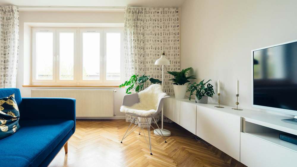 An entryway with a bench, hooks and a tray for keys